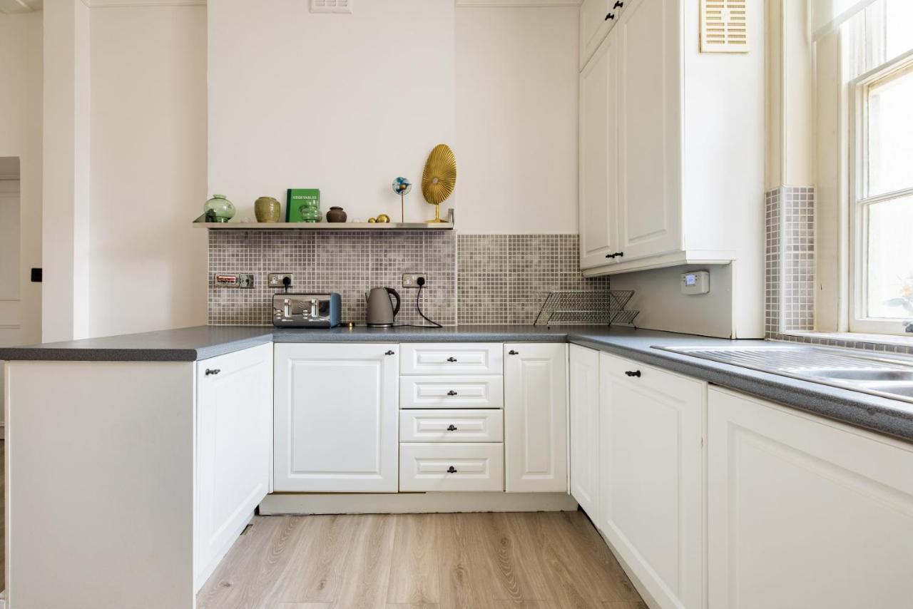 The Sussex Garden Retreat - Elegant 2Bdr Flat Leilighet London Eksteriør bilde